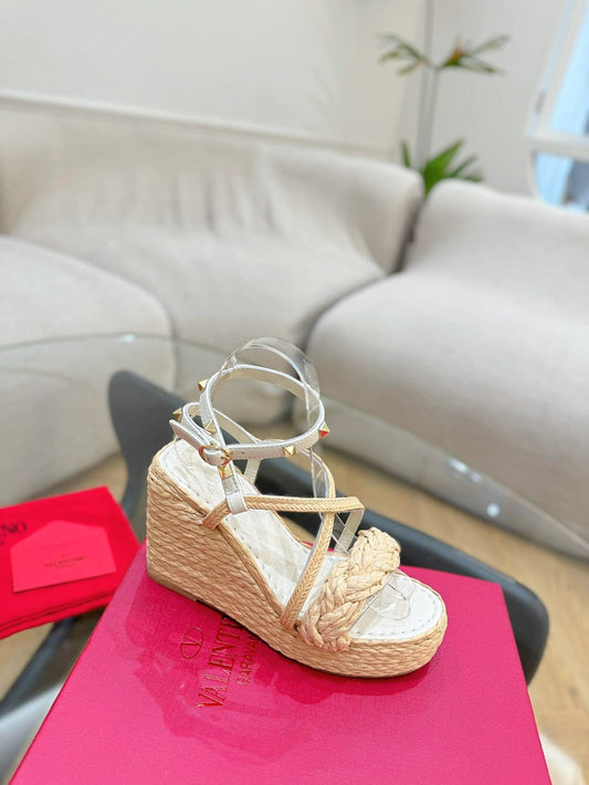 Valentino Garavani Rockstud Wedge Sandals In White Calfskin And Beige Raffia