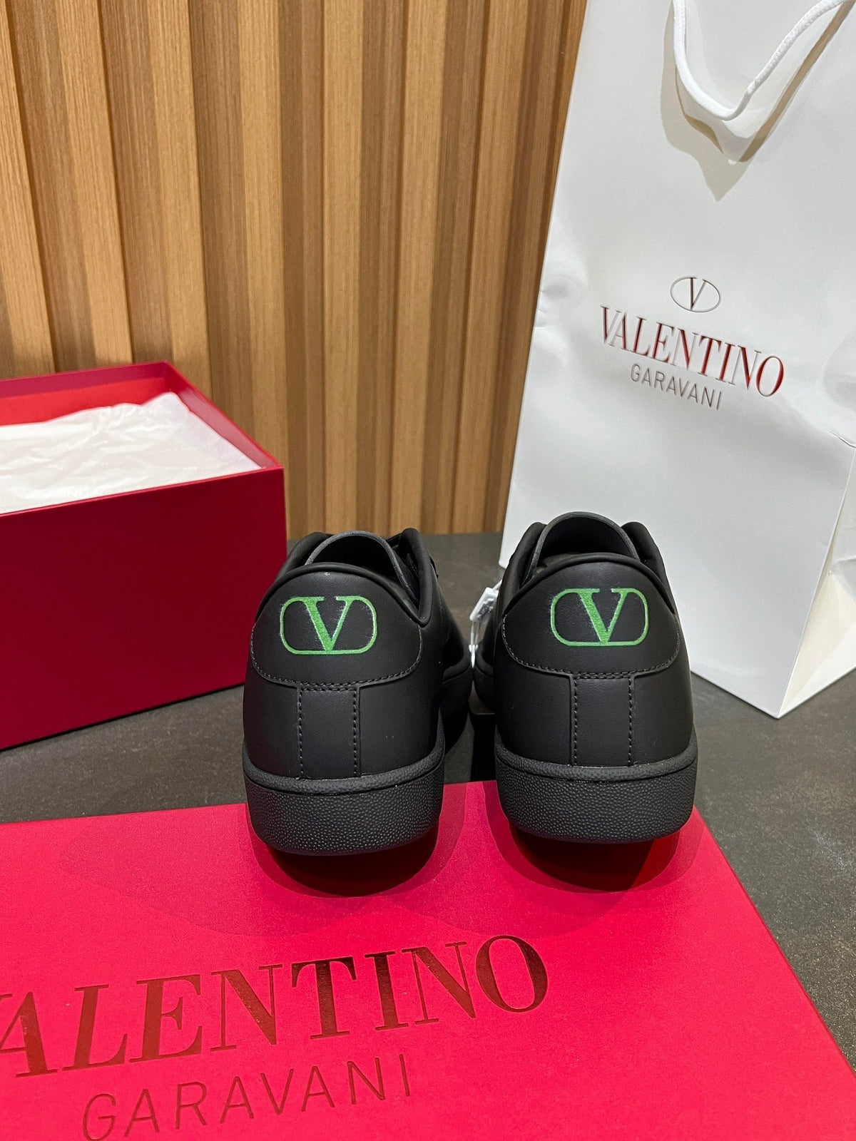VT 25S Casual Sneakers Black Cowhide 563092