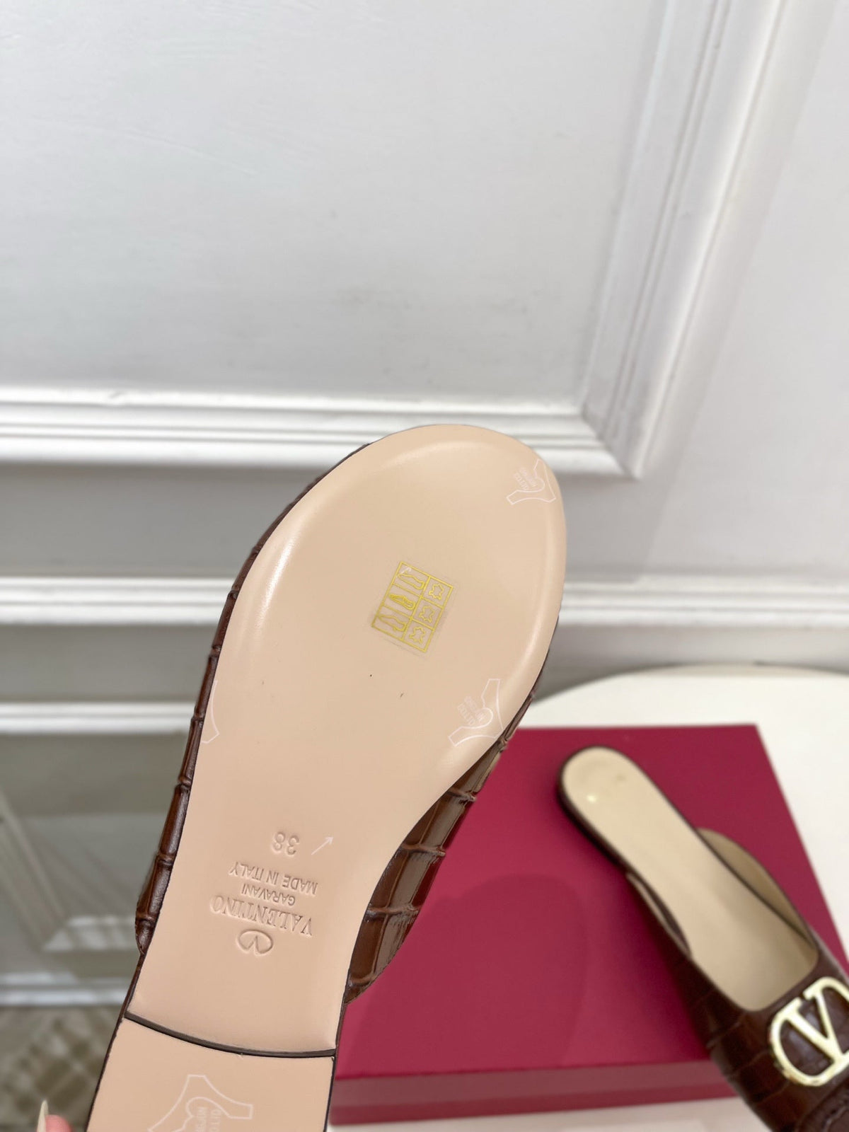 Vlogo Slides Coffee Croc-Embossed Leather 746268