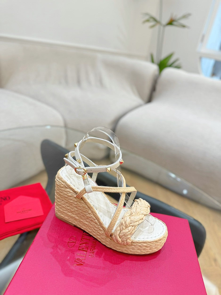 Valentino Garavani Rockstud Wedge Sandals In White Calfskin And Beige Raffia