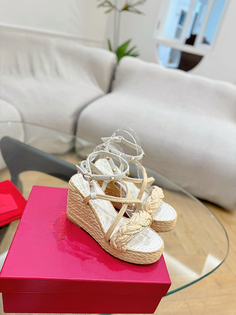 Valentino Garavani Rockstud Wedge Sandals In White Calfskin And Beige Raffia