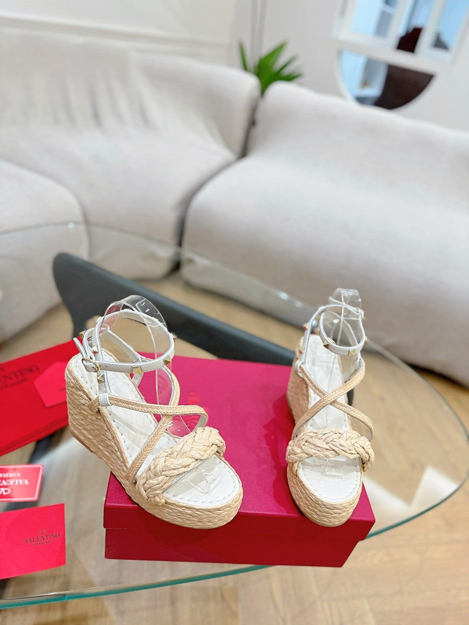 Valentino Garavani Rockstud Wedge Sandals In White Calfskin And Beige Raffia