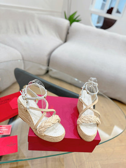 Valentino Garavani Rockstud Wedge Sandals In White Calfskin And Beige Raffia