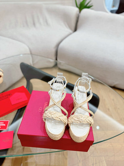 Valentino Garavani Rockstud Wedge Sandals In White Calfskin And Beige Raffia