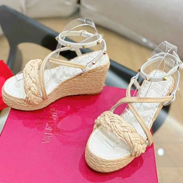 Valentino Garavani Rockstud Wedge Sandals In White Calfskin And Beige Raffia