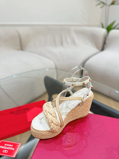 Valentino Garavani Rockstud Wedge Sandals In White Calfskin And Beige Raffia