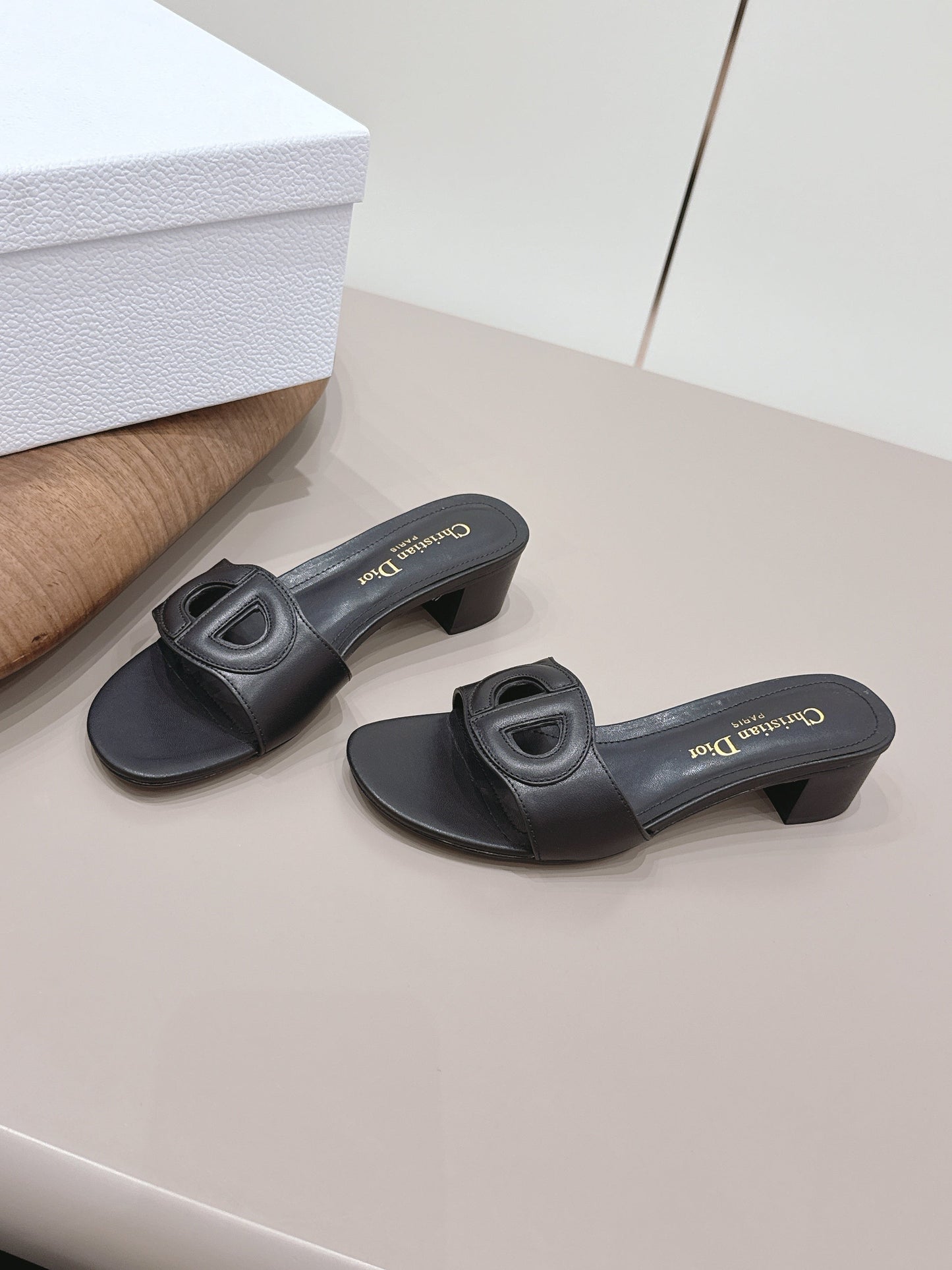 CD 26s Round-Toe Sandals 4.5cm Black Calfskin 738233