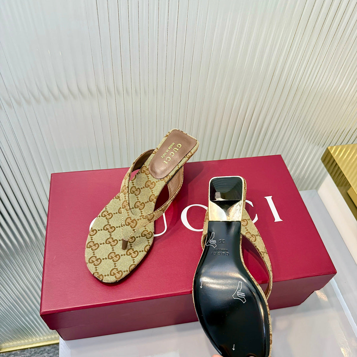 GG Vittoria Thong Sandals Beige Canvas 714870