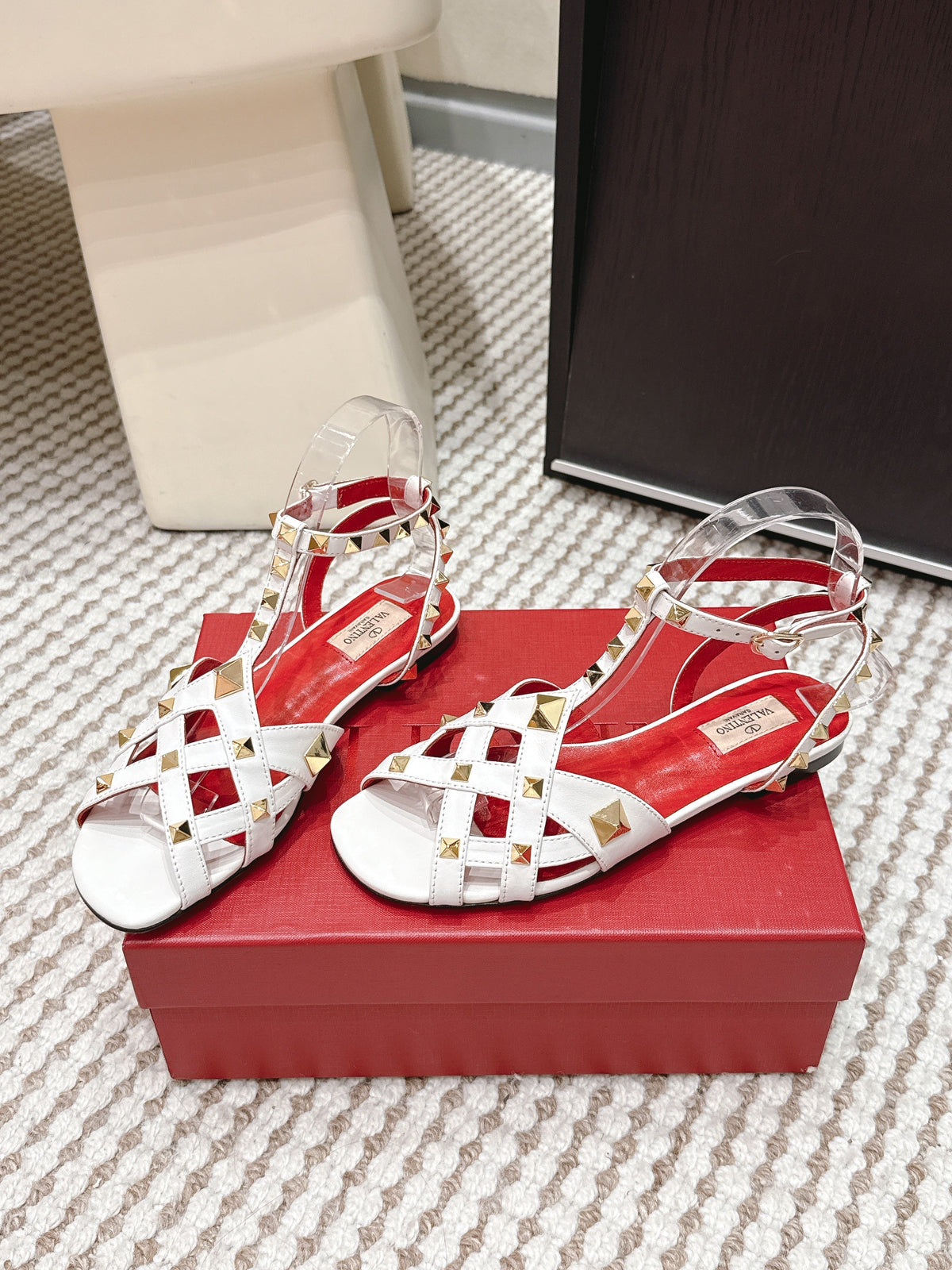 VT Studdy Leather Sandals White Sheepskin 659267