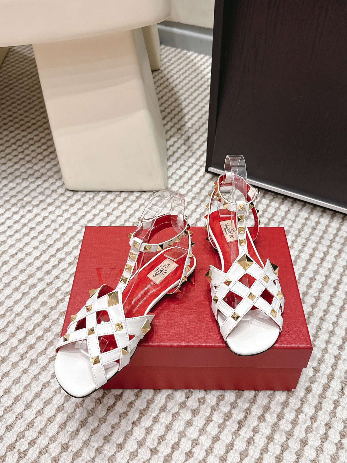 VT Studdy Leather Sandals White Sheepskin 659267