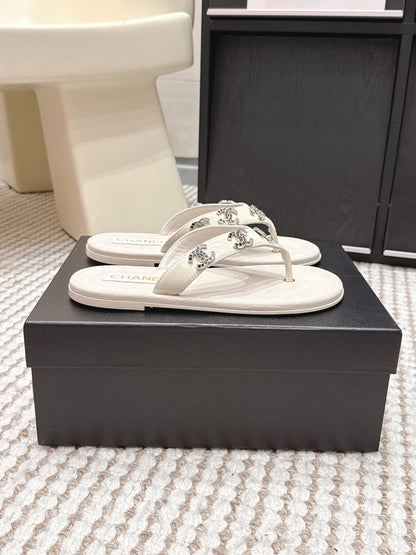 CC 26s Thong Sandals Light Beige Suede Sheepskin Multicolor Charm 632358