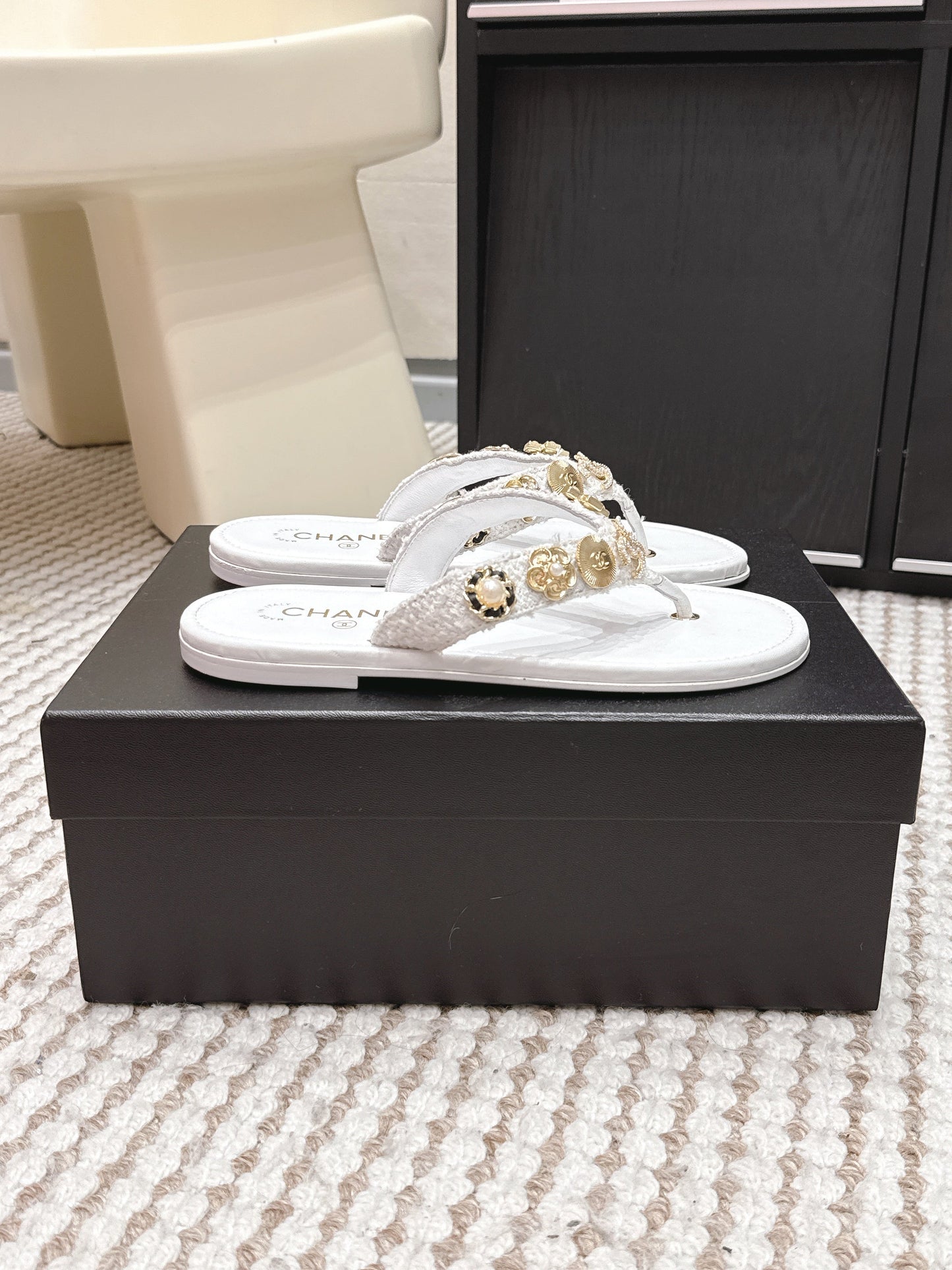 CC 26s Thong Sandals White Sheepskin Gold Charm 632368