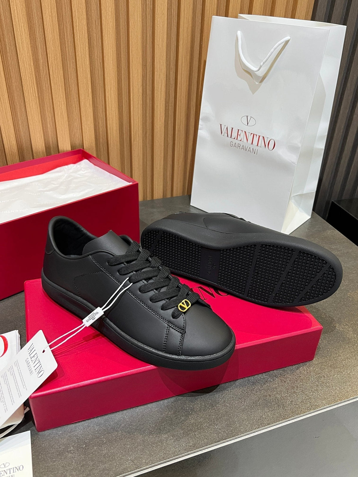 VT 25S Casual Sneakers Black Cowhide 563092