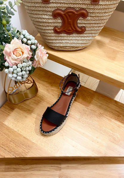 ROCKSTUD FLATFORM SANDAL IN BLACK CALFSKIN