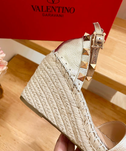 Double Rockstud Grainy Calfskin Wedge Sandal In Light Yellow Metallic Cowhide And Raffia 852839