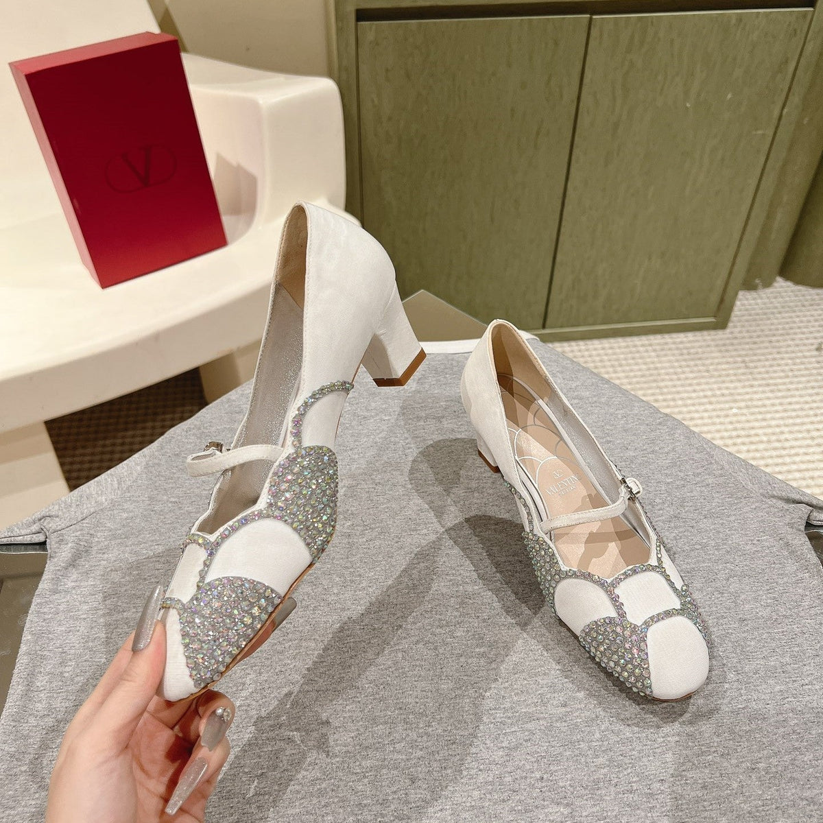 VT Bowow Embellished Pumps 45mm White Fabric 659203