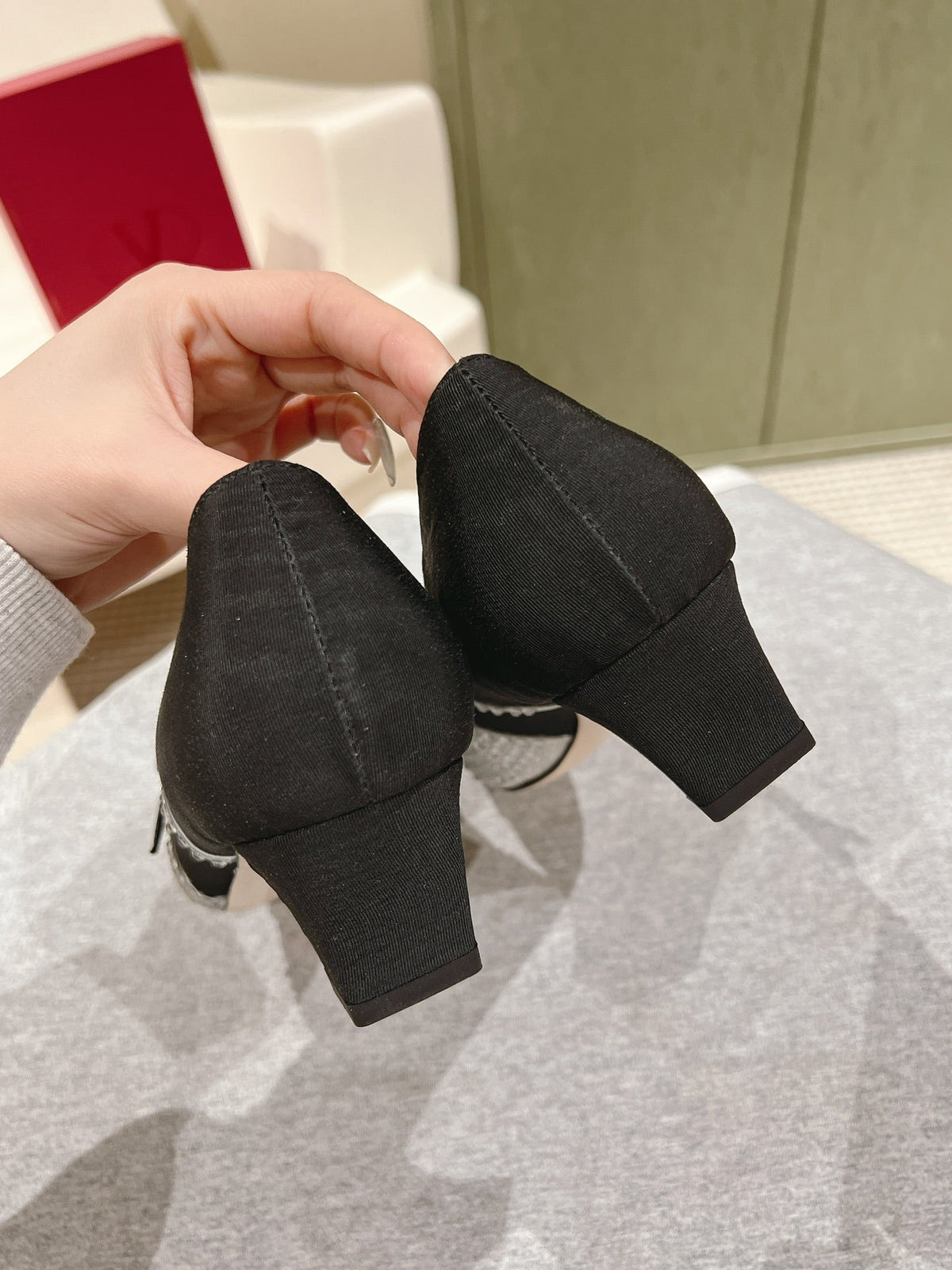 VT Bowow Embellished Pumps 45mm Black Fabric 659205