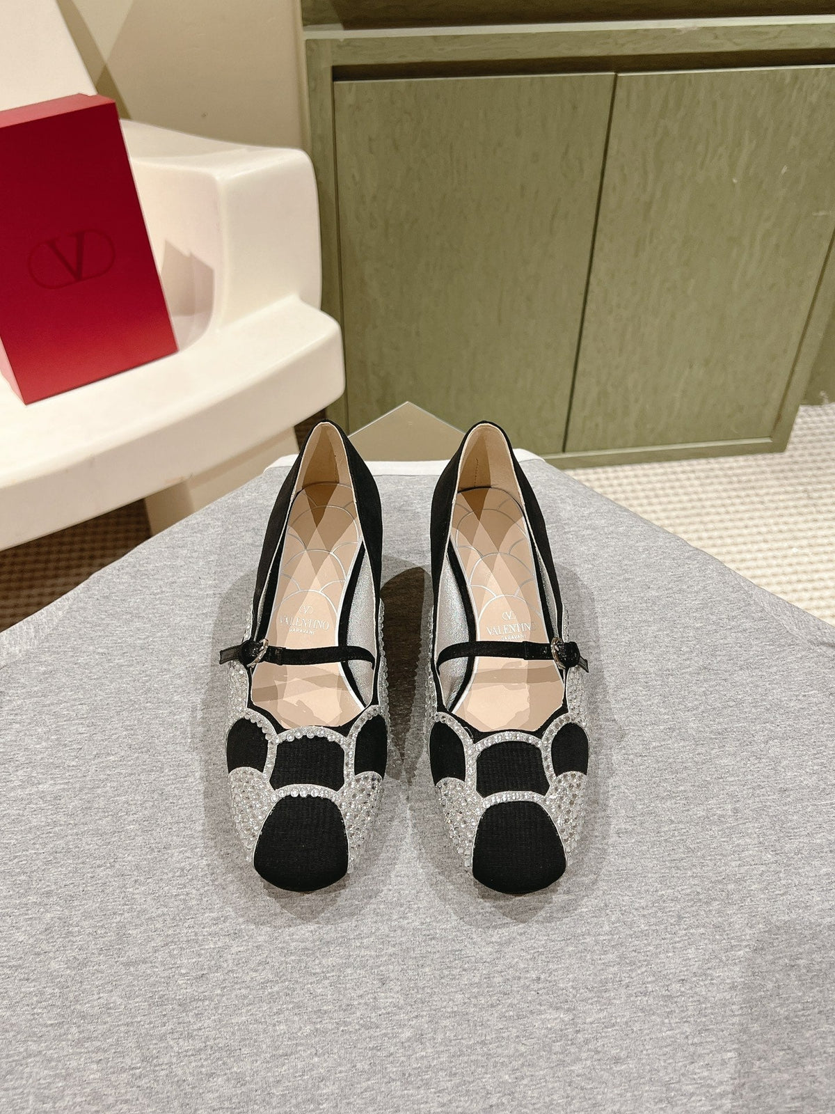 VT Bowow Embellished Pumps 45mm Black Fabric 659205