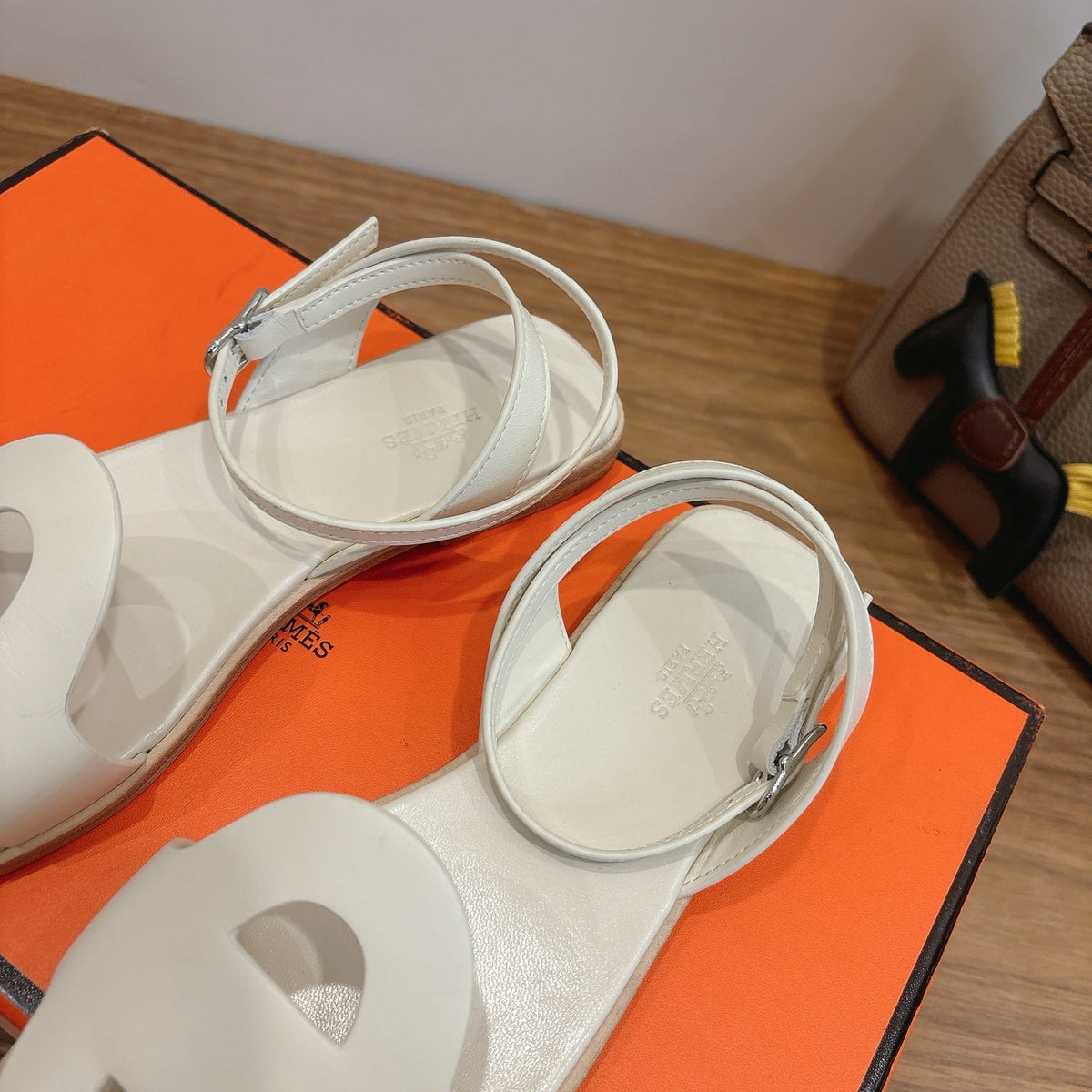HM 26ss Flat Sandal White Calfskin 638414