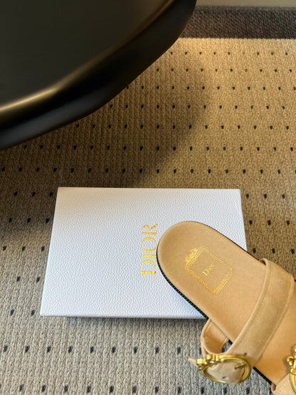 CD 26s Médaillon Buckle Slide Cream Suede 820025