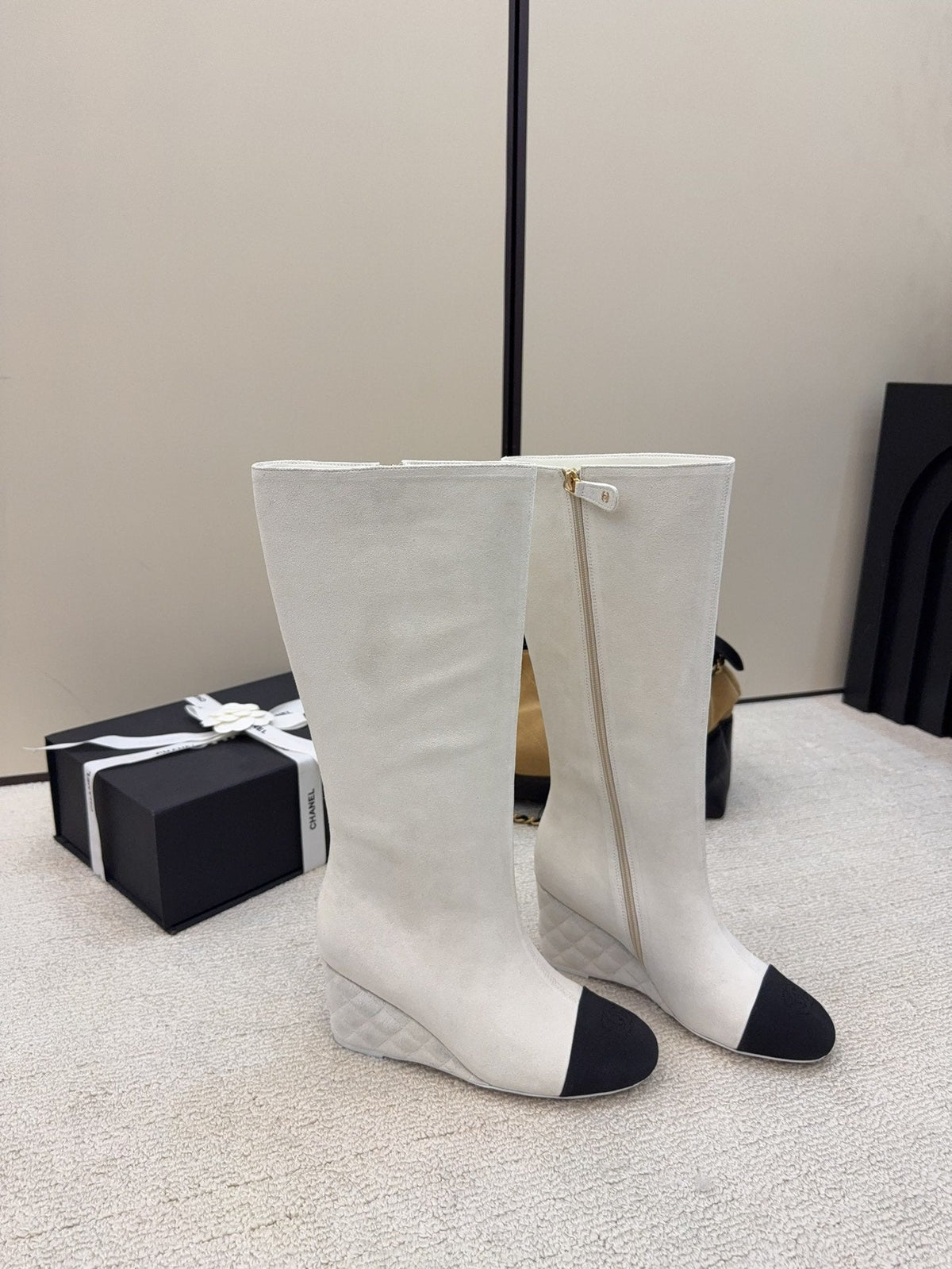 CC 26 Wedge Boot White Black Suede 588894