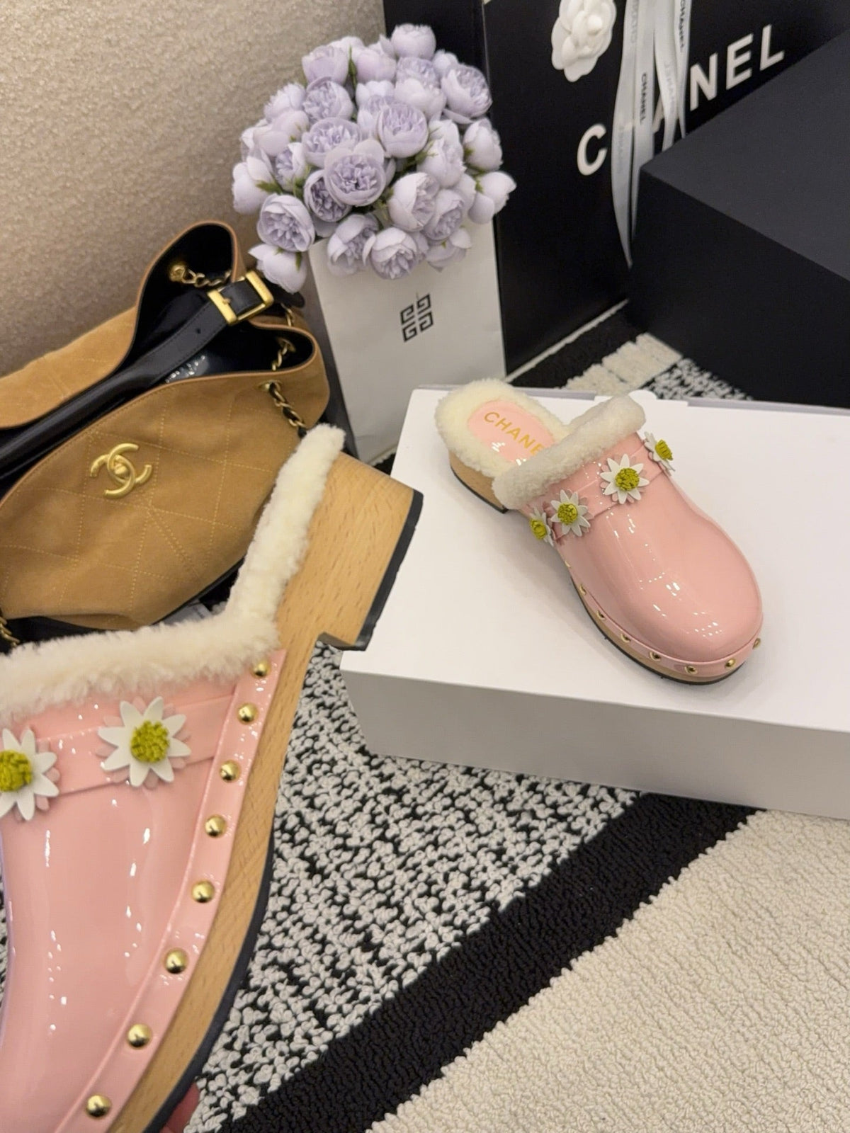 CC 26 Daisy Shearling-lined Slipper Pink Patent Leather 588693