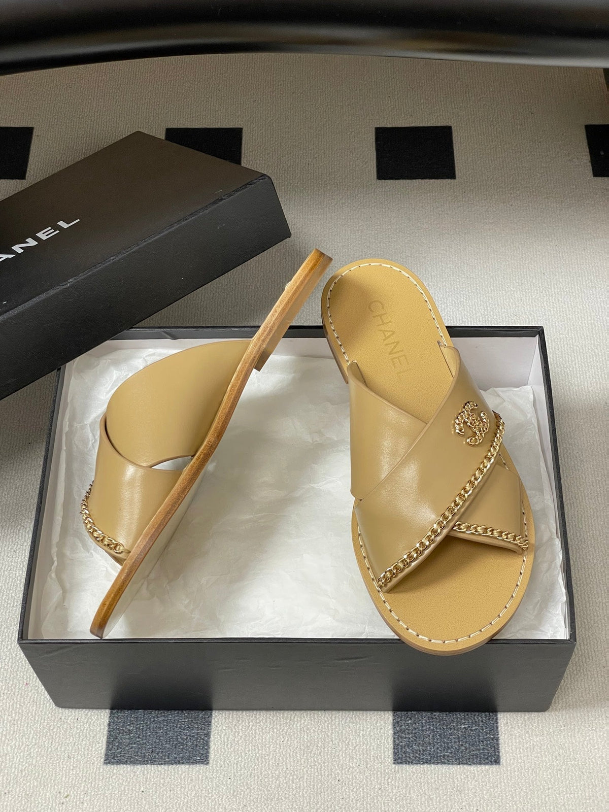 CC 26 Criss-cross Strap Slipper Beige Sheepskin 593302