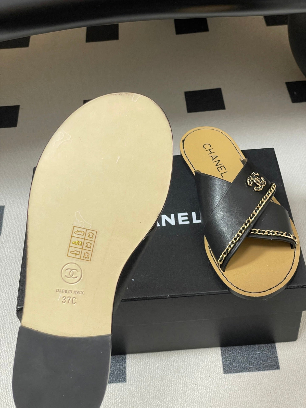 CC 26 Criss-cross Strap Slipper Black Beige Sheepskin 593304