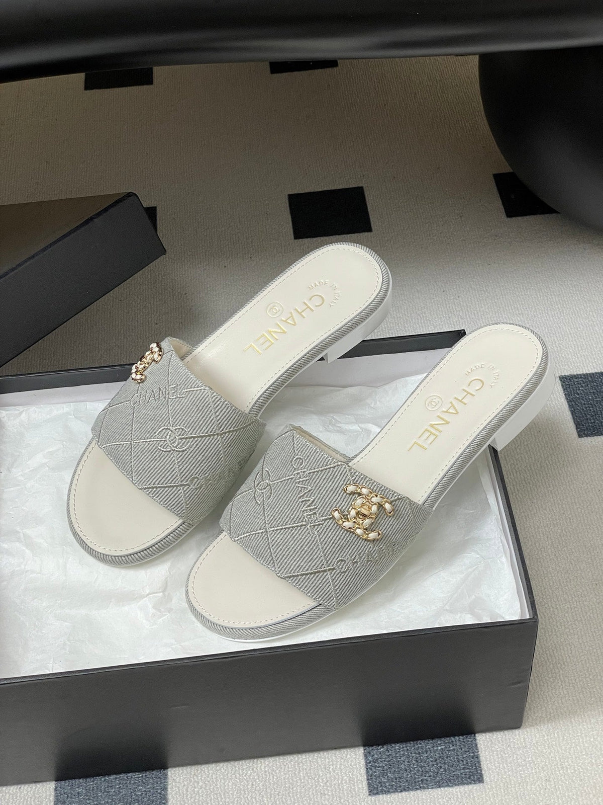 CC 26s Flat Sandals White Gray Canvas Sheepskin Double C 649507