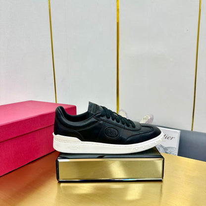 VT 26s Upvillage Sneakers Black White Leather 927021