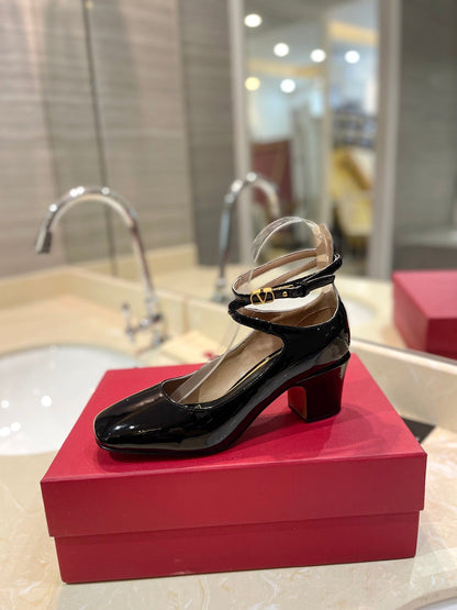 VT 26s VLogo Block Heels Black Patent Leather 985374