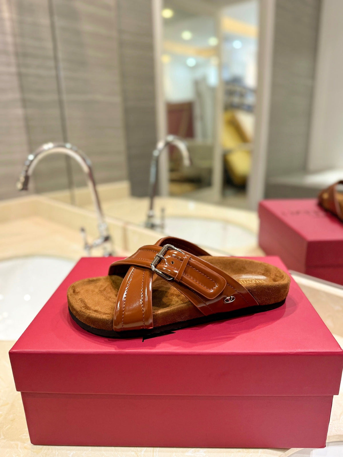 VT 26s Fussfriend Slides Brown Patent Leather Suede 985421