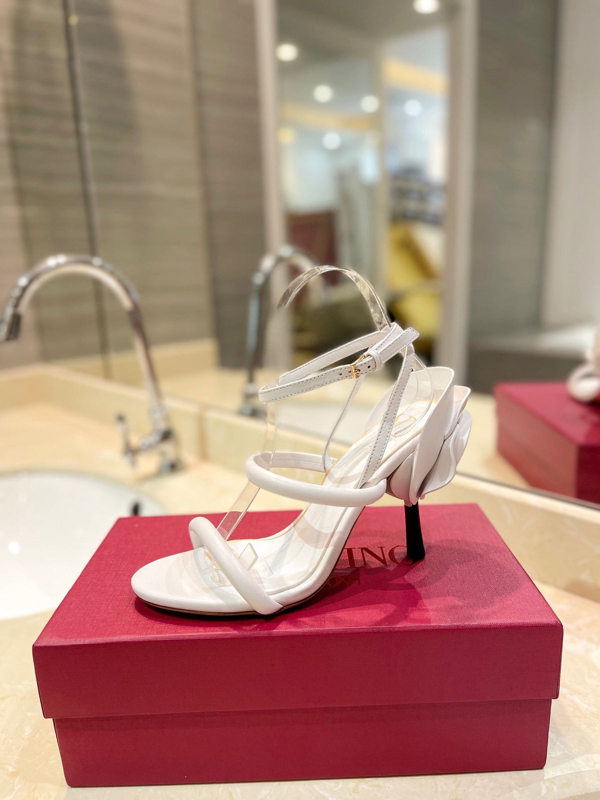 VT 26s Atelier Rose Sandals White Leather 985379