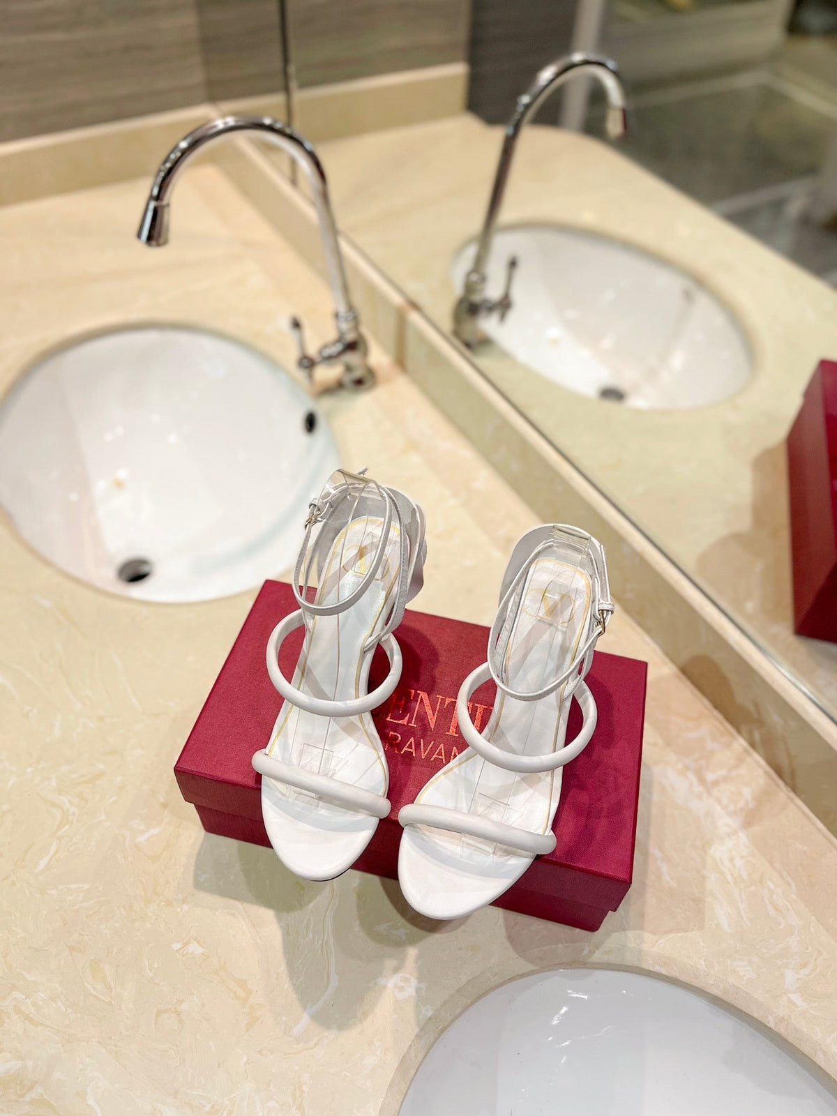 VT 26s Atelier Rose Sandals White Leather 985379