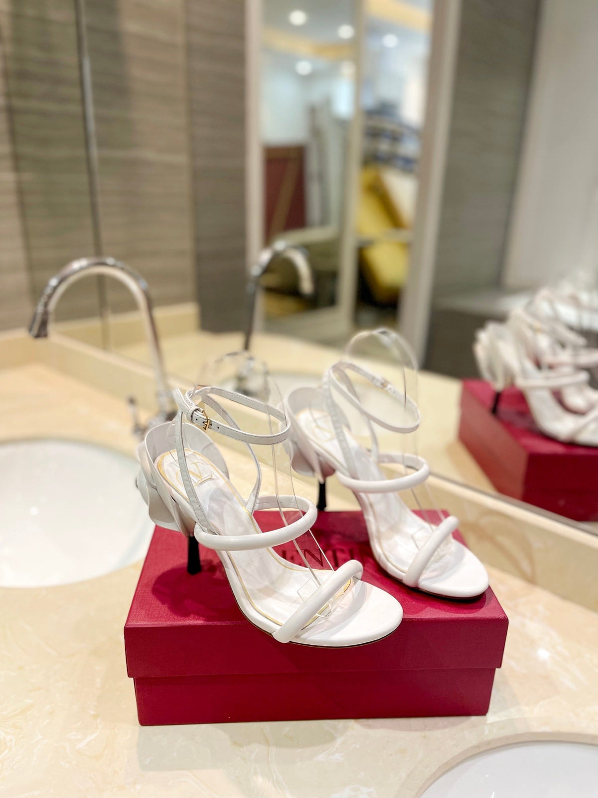 VT 26s Atelier Rose Sandals White Leather 985379