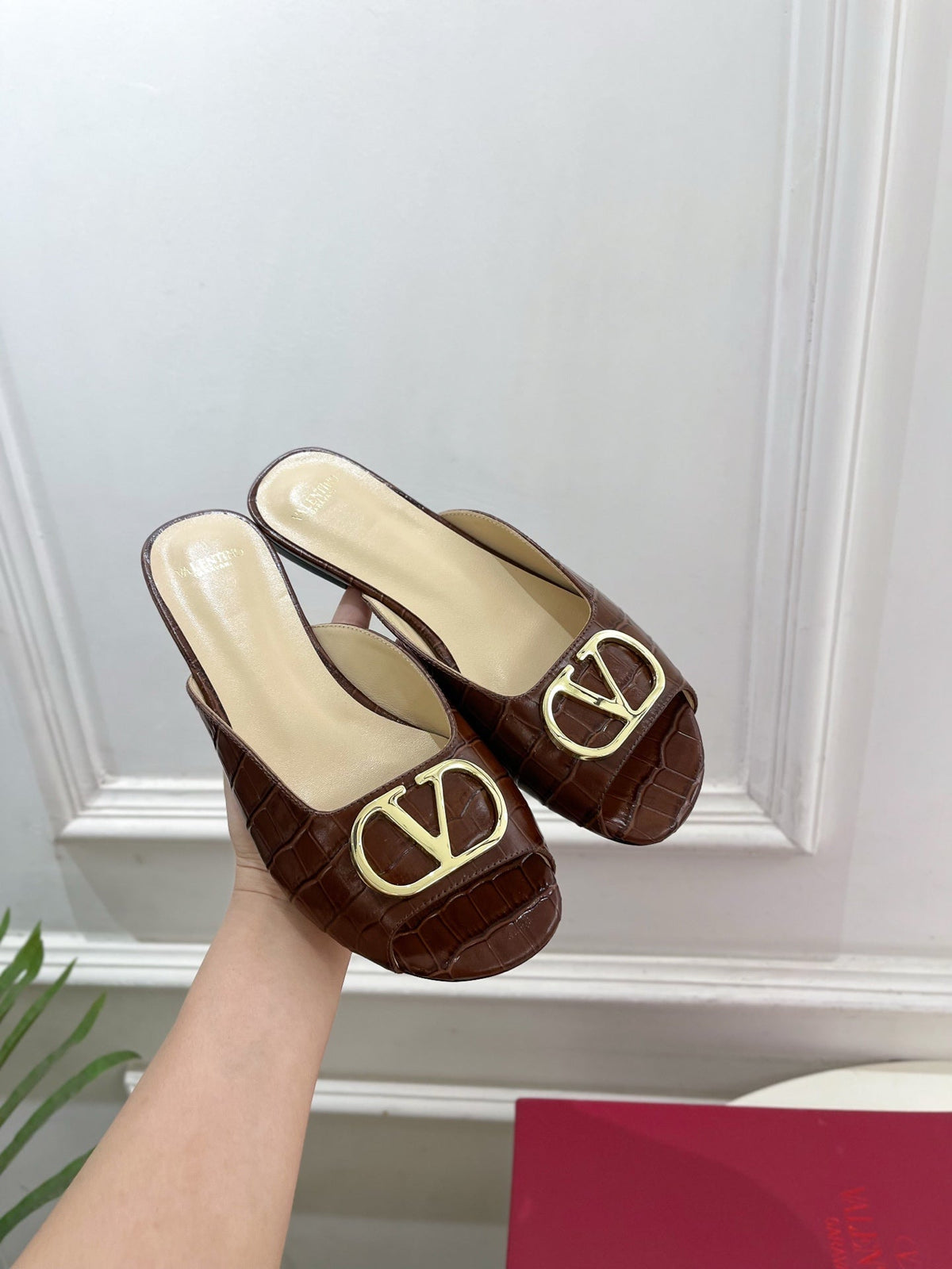 Vlogo Slides Coffee Croc-Embossed Leather 746268