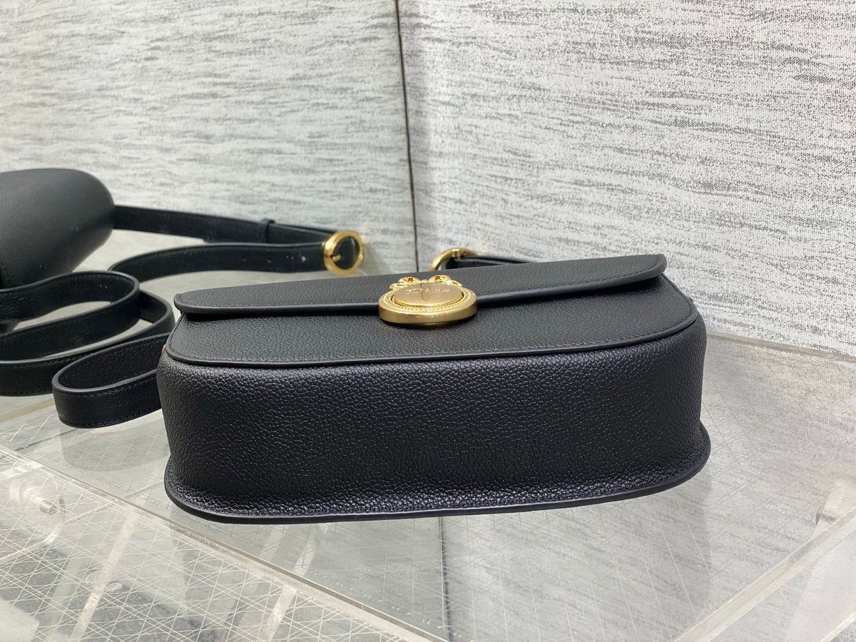 CD 2026 Médaillon Flap Bag 23cm Grained Calfskin