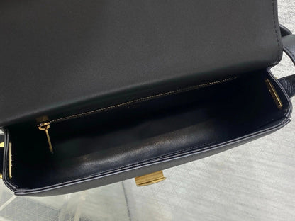 CD 2026 Médaillon Flap Bag 23cm Grained Calfskin