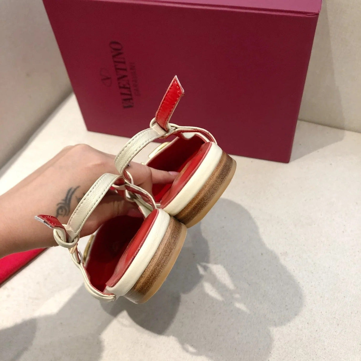VLOGO SIGNATURE WHITE CALFSKIN FLAT SLINGBACK PUMP WITH GOLD LOGO