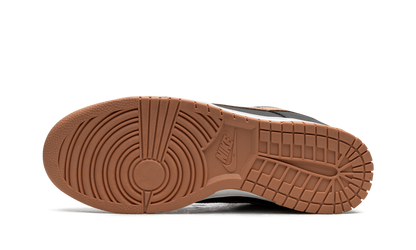 Dunk Low "Black / Amber Brown" DV0831 004